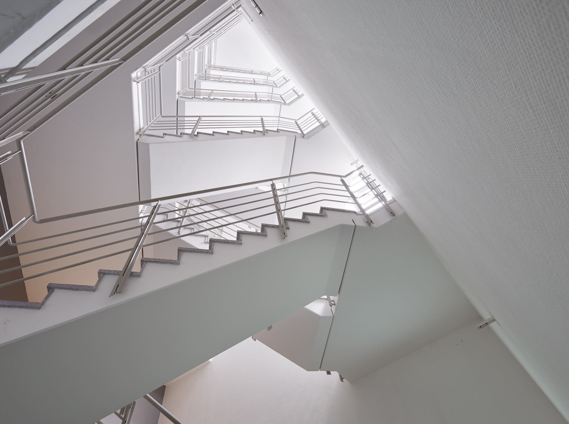 Blick nach oben in das skulpturale Treppenauge