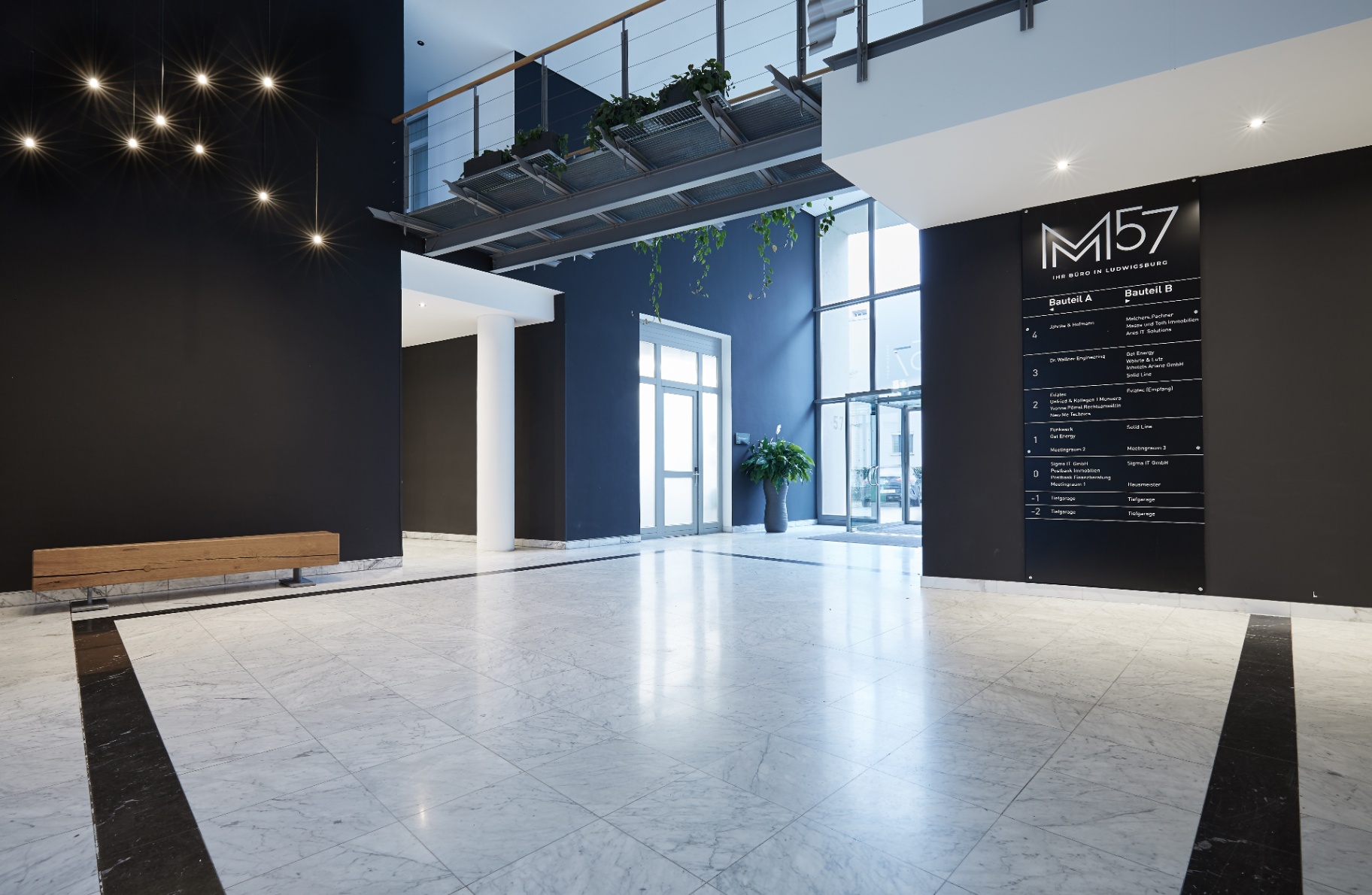 Foyer mit Mieterverzeichnis und Galerieebene