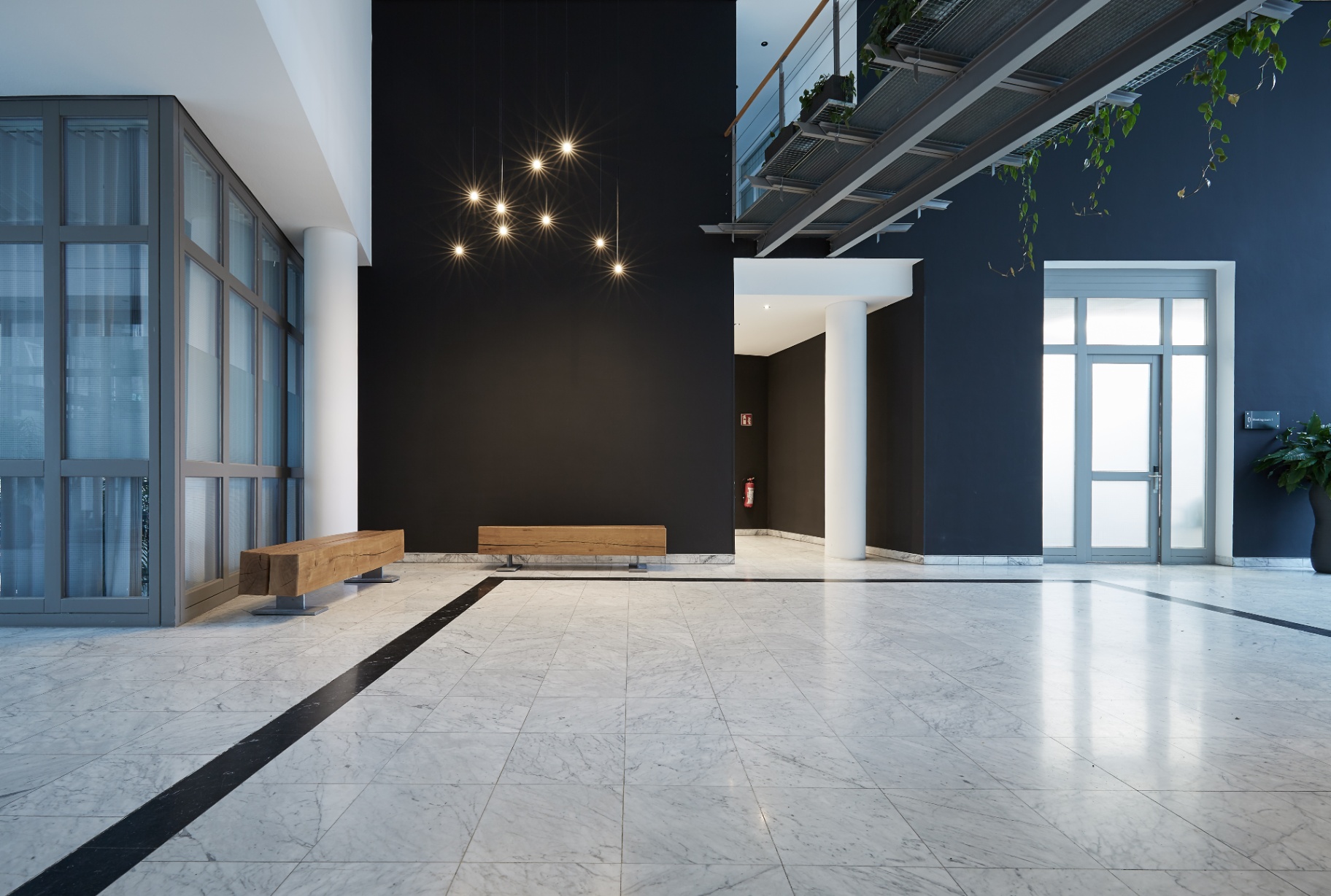 Lobby mit Marmorboden, Lichtbrücke und Akzentwand