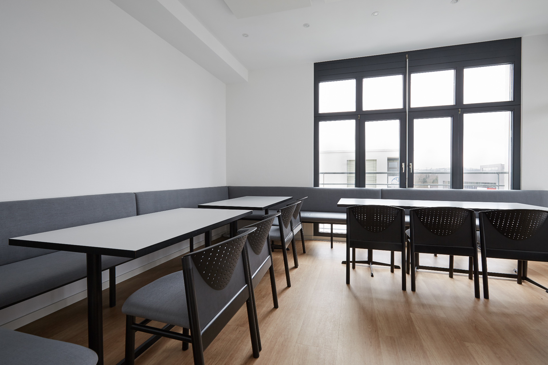 Mitarbeiter-Lounge mit Bankbestuhlung und Panoramafenster